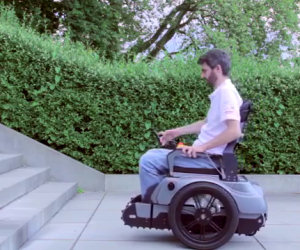 Una sedia a rotelle che non conosce ostacoli, invenzione geniale!