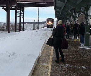 Piccola sorpresina per i passeggeri in stazione all'arrivo del treno