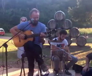 Sting prende la chitarra e suona nella sua tenuta in Toscana