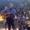 Sting prende la chitarra e suona nella sua tenuta in Toscana