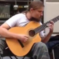 Sembra un artista di strada come tanti, ma suona la chitarra da Dio!