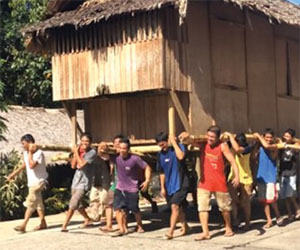 Ecco come avvengono i traslochi in questo villaggio delle Filippine