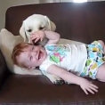 Il cane coccola questa bambina come se fosse la sua cucciola