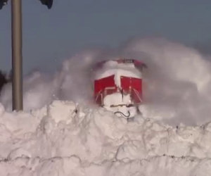 I binari sono coperti di neve, l'arrivo del treno è uno spettacolo