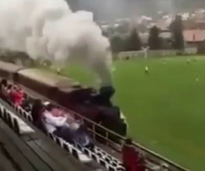 Durante una partita di calcio passa un treno dentro lo stadio