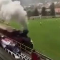 Durante una partita di calcio passa un treno dentro lo stadio