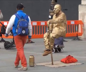 Ecco svelato, step dopo step, il trucco degli uomini sospesi per strada