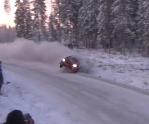 Durante un rally sulla neve tutte le auto si schiantano in questa curva