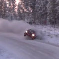 Durante un rally sulla neve tutte le auto si schiantano in questa curva