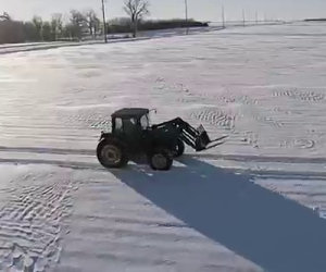 Questo trattore avanza nella neve e fa qualcosa di veramente originale