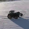 Questo trattore avanza nella neve e fa qualcosa di veramente originale