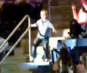 Un bambino inizia a ballare nello stadio ed anima tutto il pubblico