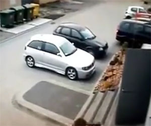Prova a parcheggiare l'auto ma combina un vero disastro