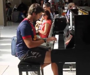 Un fantastico duetto tra sconosciuti nella stazione di Parigi