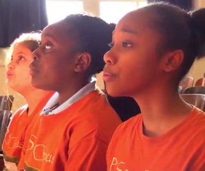 Un gruppo di bambini intona la canzone Hallelujah, che magia!