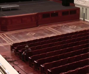 Sembra un normale teatro ma ecco cosa accade in 2 minuti