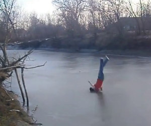 Si tuffa nel fiume ghiacciato ma commette un grosso errore