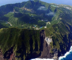 L'incredibile villaggio costruito dentro la bocca di un vulcano