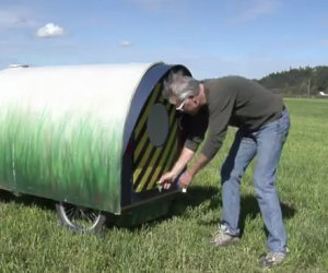 Un uomo dice di vivere dentro questo camper, l'interno è incredibile!