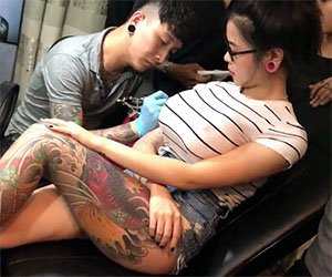 Inizia a tatuare la ragazza ma all'improvviso accade una cosa inaspettata