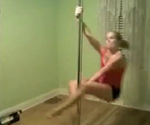 Ragazza e pole dance fail