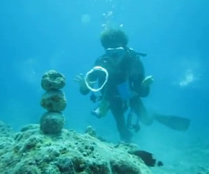 Sub colpisce pila di rocce con una bolla