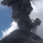 Vulcano erutta davanti a turisti