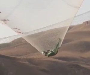 Si lancia per 7000 metri senza paracadute, ecco il video da brividi