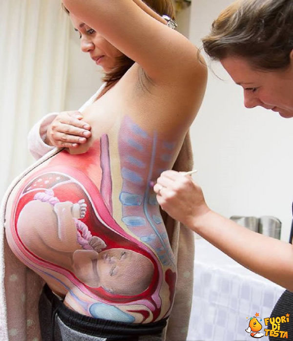 Body paint di una donna incinta