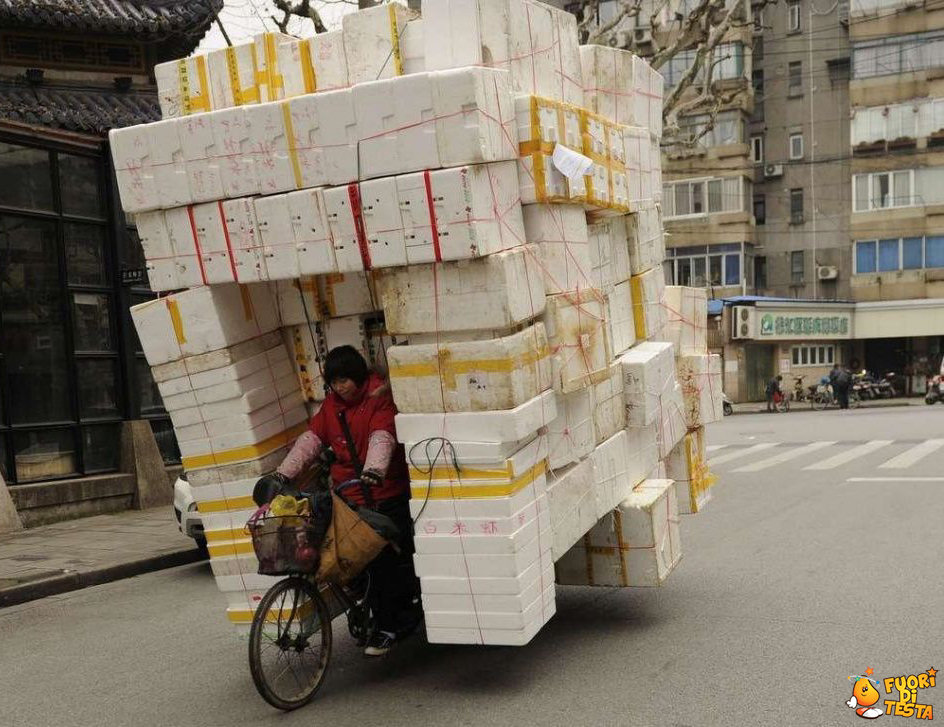 Corriere va in bicicletta