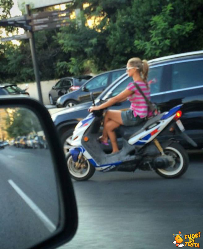 Donne che guidano lo scooter