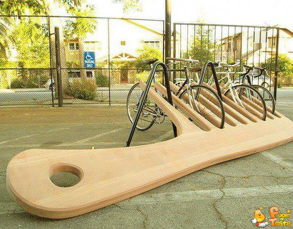 Epico parcheggio per biciclette