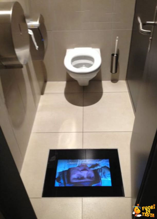 Il bagno di un cinema