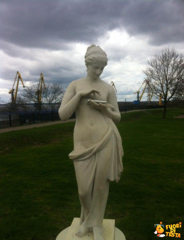 La statua usa il tablet