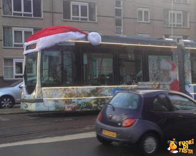 Mezzi pubblici decorati per Natale