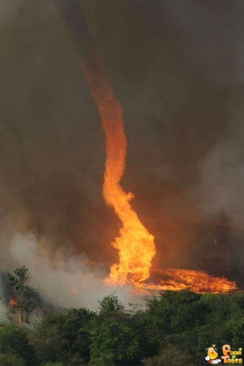 Tornado risucchia un incendio