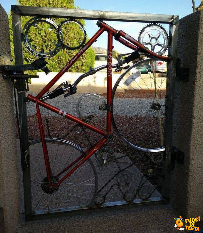 Un cancello con la bicicletta