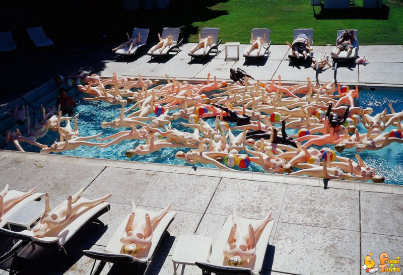 Piscina frequentata da bambole