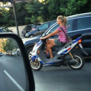 Donne che guidano lo scooter