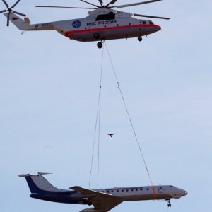 Elicottero trasporta un aereo