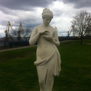 La statua usa il tablet