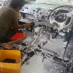 Lavare l'auto accuratamente