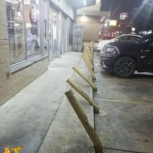 Parcheggio di fronte un'enoteca