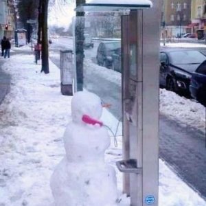 Pupazzo di neve al telefono