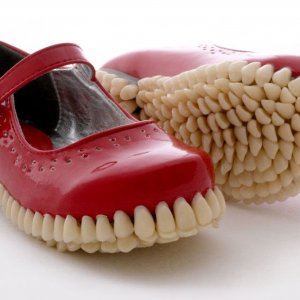 Scarpe a forma di dentiera