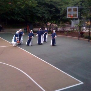 Suore giocano a basket