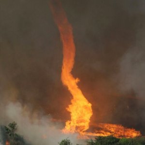 Tornado risucchia un incendio