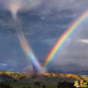 Uragano risucchia un arcobaleno
