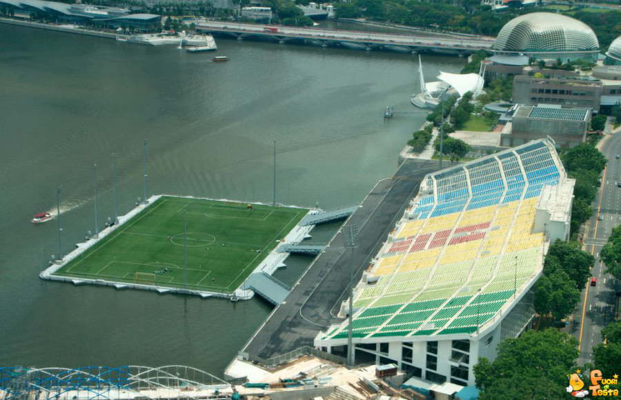 Campo di calcio sul mare