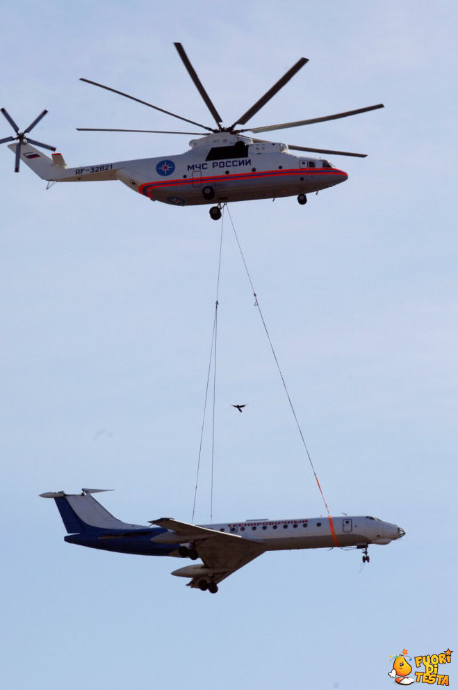 Elicottero trasporta un aereo